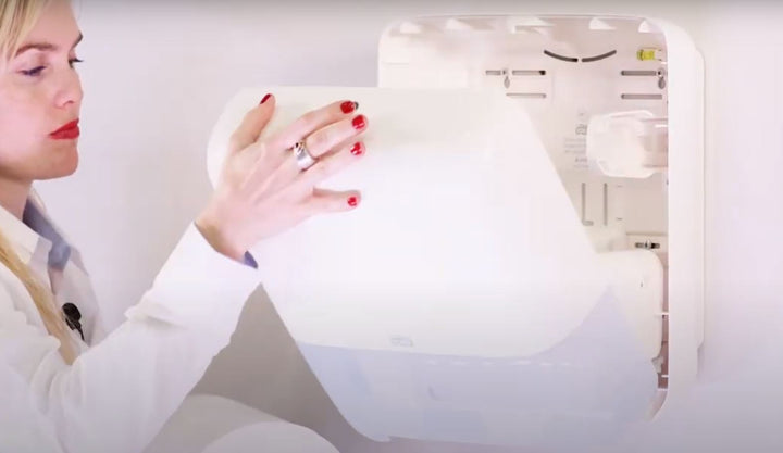 ¿Cómo abrir un dispensador de papel toalla?