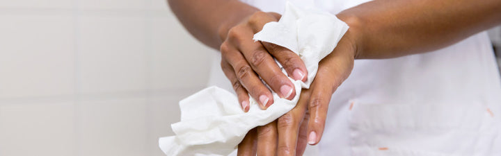 ¿Cómo se debe hacer el cuidado de las manos en el trabajo?