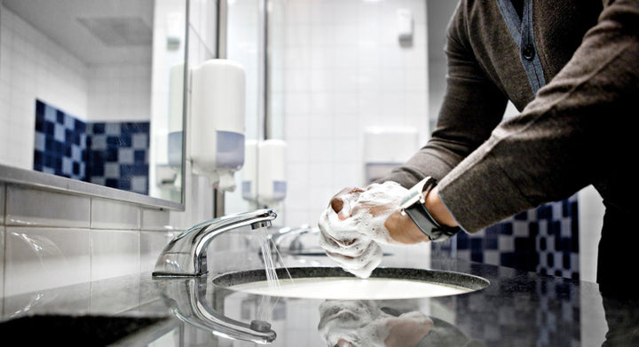 Lavado de manos con agua y jabón en enfermería - Tork